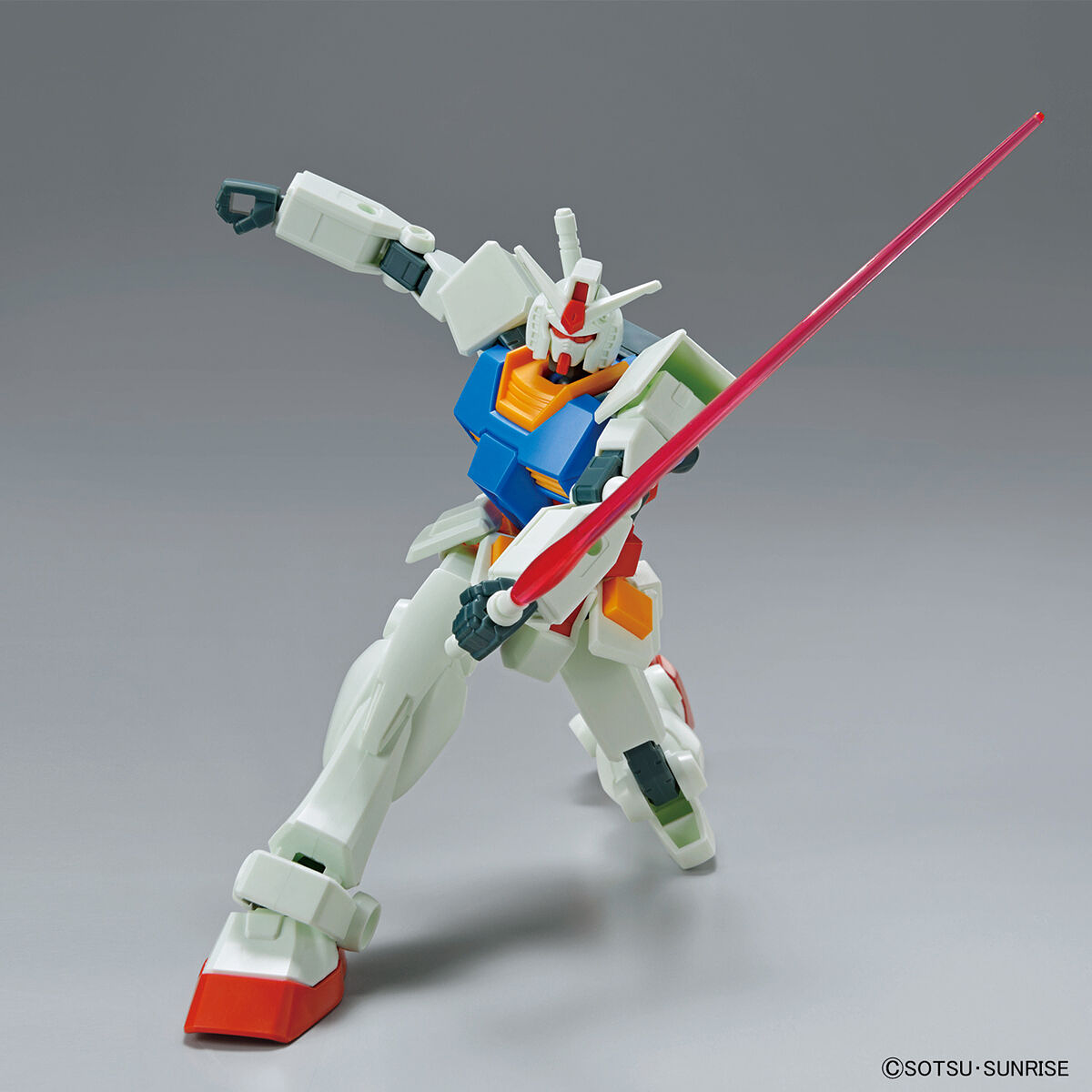 GUNDAM RX-78-2 DE QUALITÉ D'ENTRÉE (ENSEMBLE D'ARMES COMPLET)
