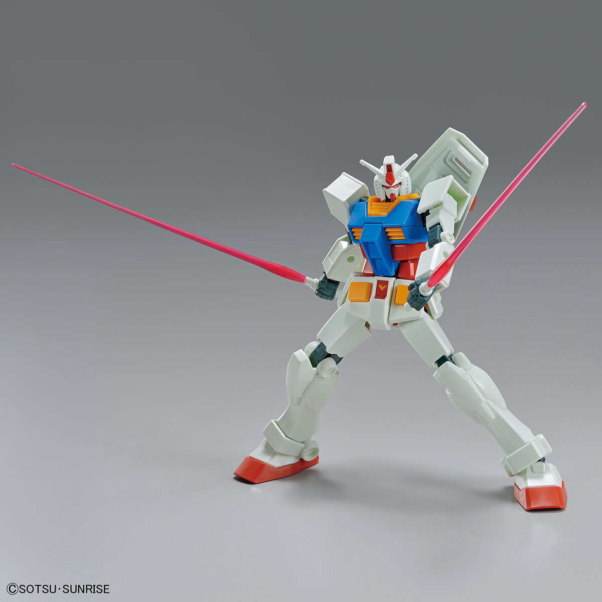 GUNDAM RX-78-2 DE QUALITÉ D'ENTRÉE (ENSEMBLE D'ARMES COMPLET)