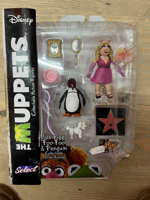 The Muppets Select  Series 3 Assortment: Miss Piggy & Penguin