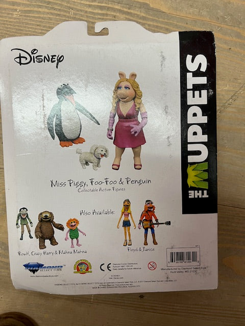 The Muppets Select  Series 3 Assortment: Miss Piggy & Penguin