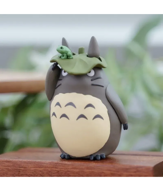 Kumukumu Figurine Big Totoro with leaf - My Neighbor Totoro