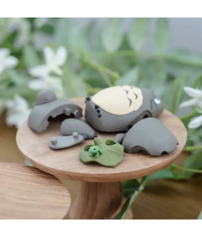 Kumukumu Figurine Big Totoro with leaf - My Neighbor Totoro