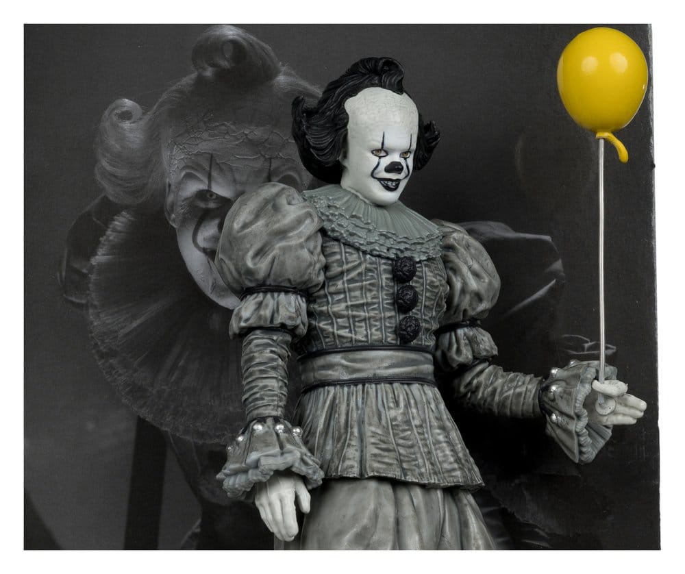 It Welcome to Derry Movie Maniacs Figure Pennywise (Black &amp; White) 16 cm