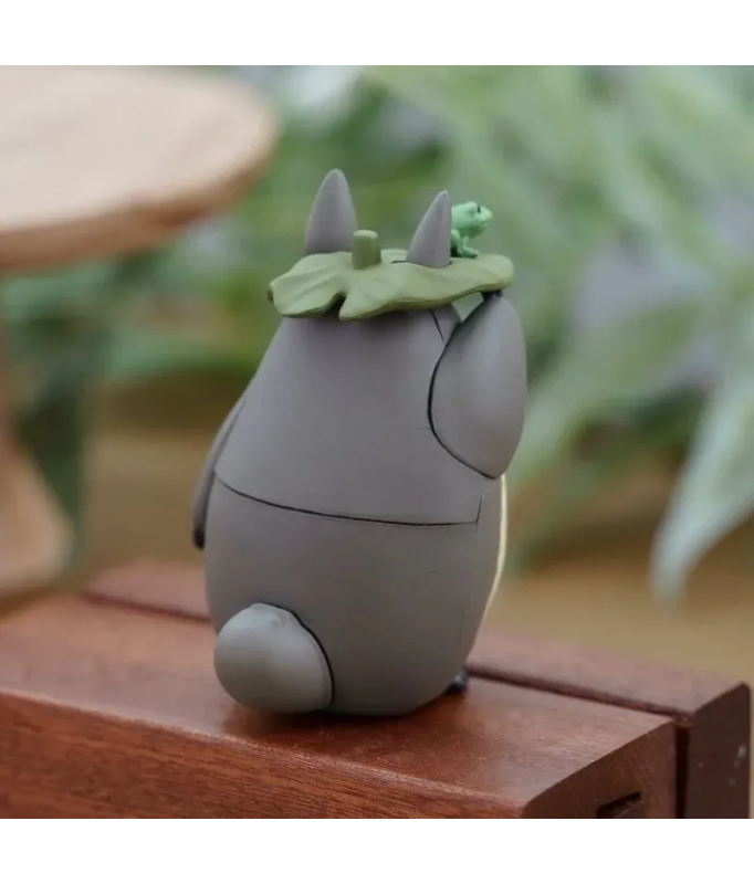 Kumukumu Figurine Big Totoro with leaf - My Neighbor Totoro
