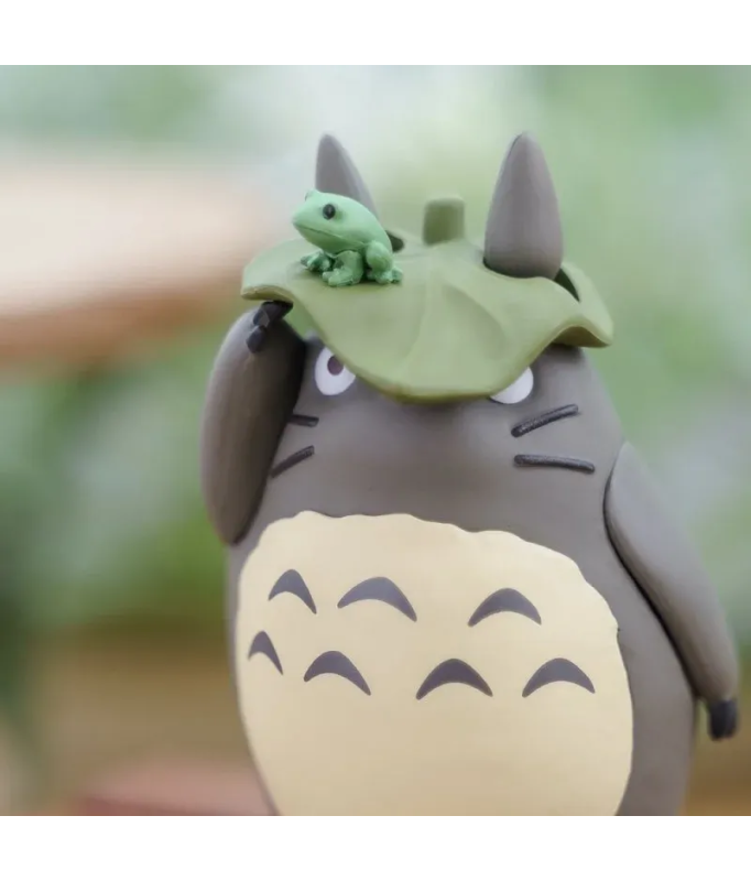 Kumukumu Figurine Big Totoro with leaf - My Neighbor Totoro